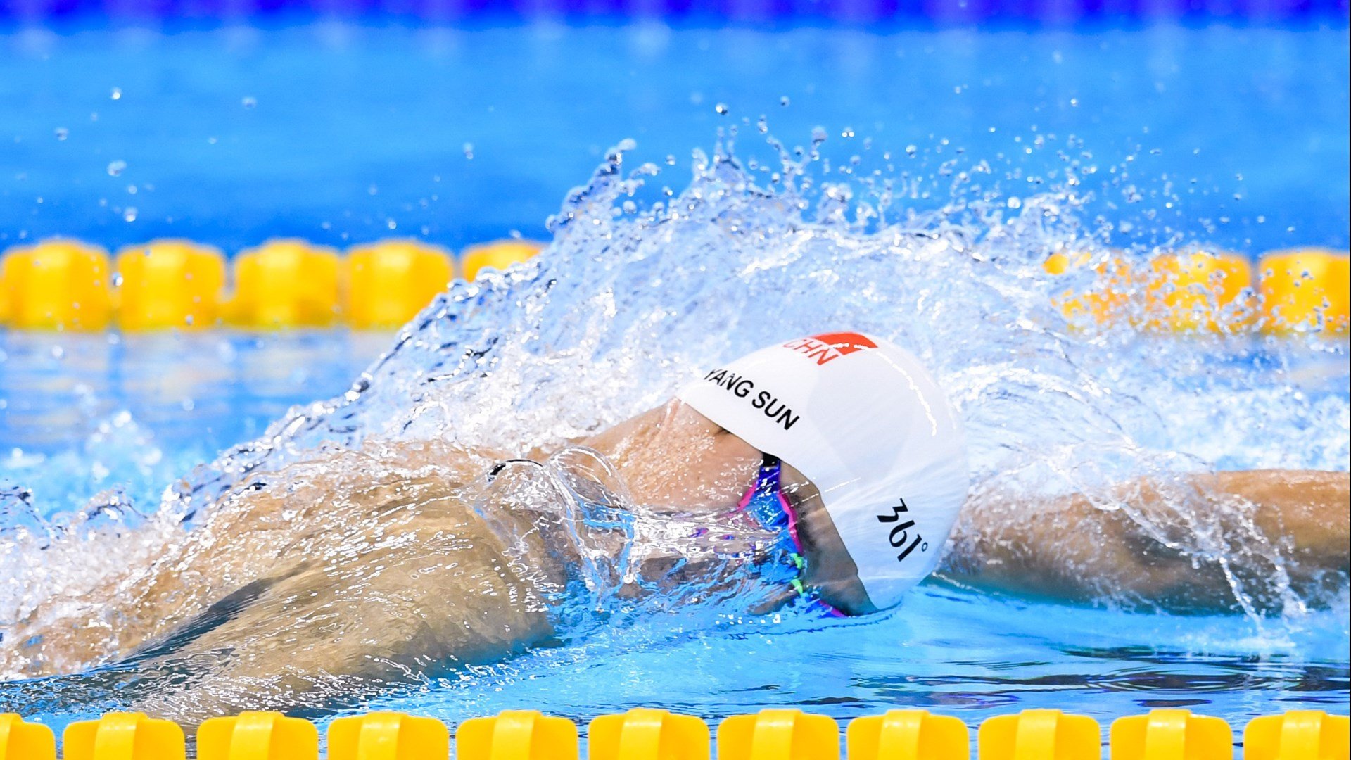 “海岸线飙车：沿海赛段的贵族速度”，海岸线解说