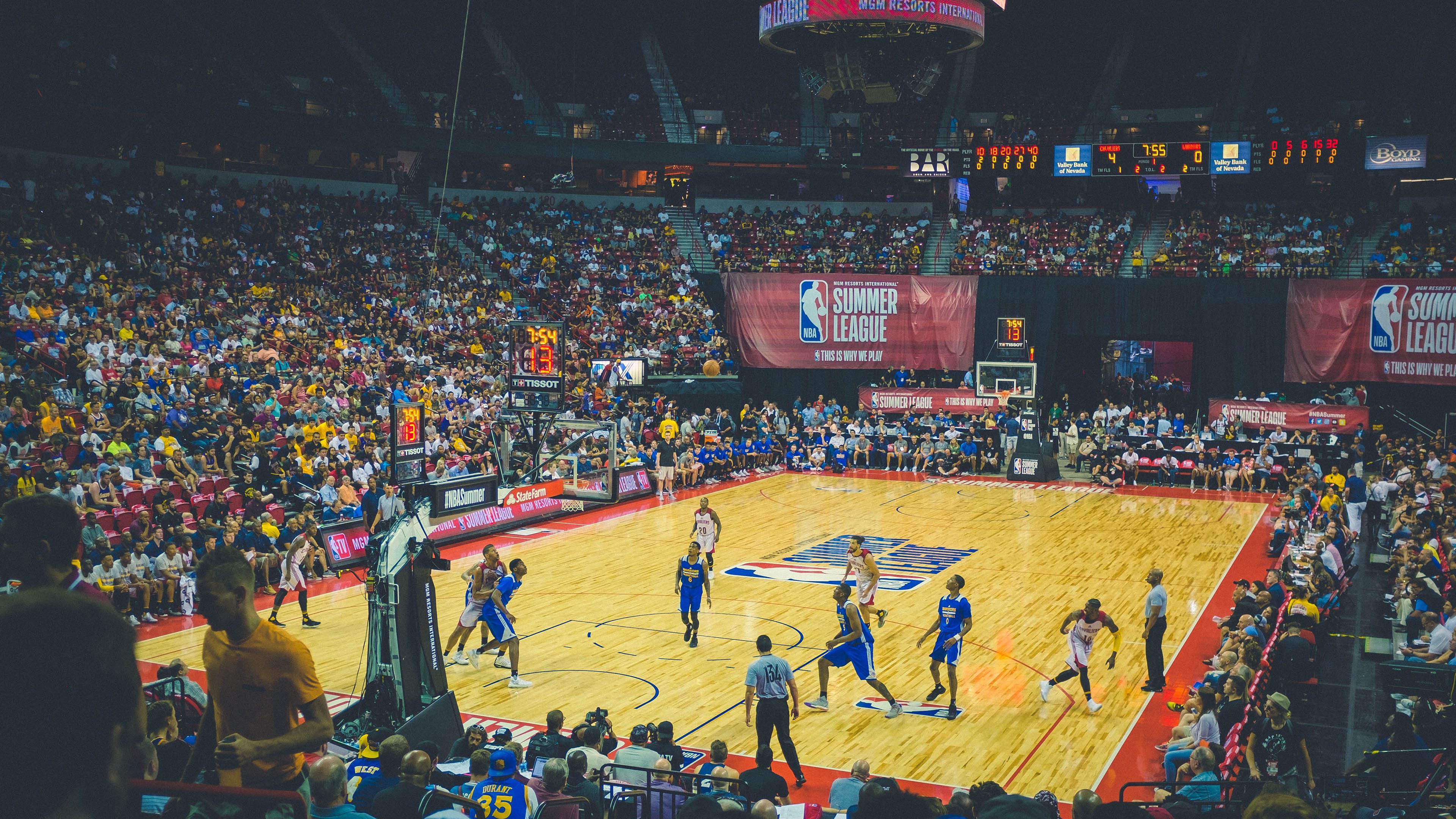 爱游戏体育-篮球裁判执法标准国际接轨，篮球裁判新规则