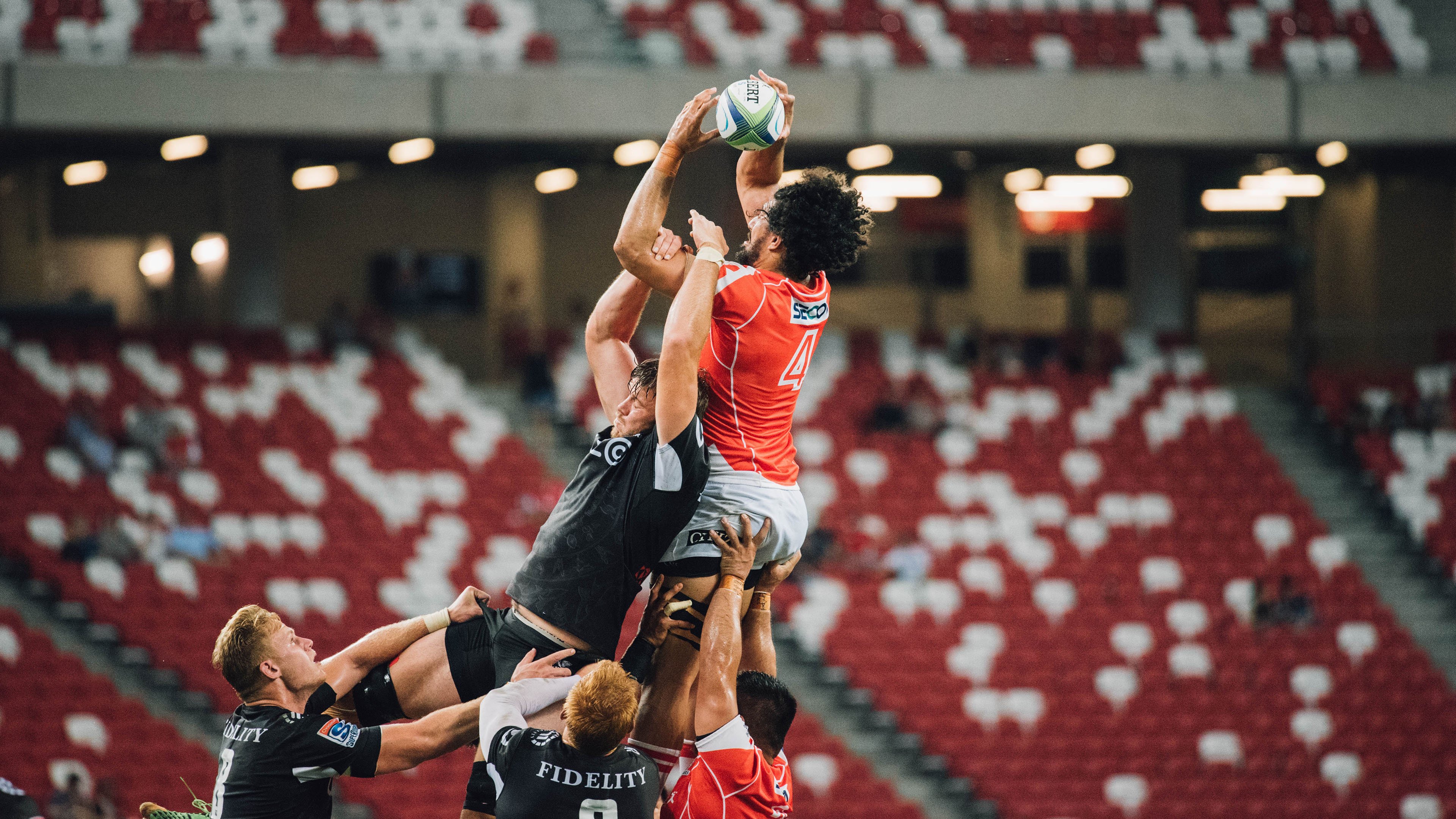 赛场外风云：球迷互动和媒体热议，小说赛场风云